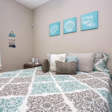 Villa Hidden Hideaway! Bungalow 2 Blocks From The Beach! Sleeps 3 à Galveston Extérieur photo