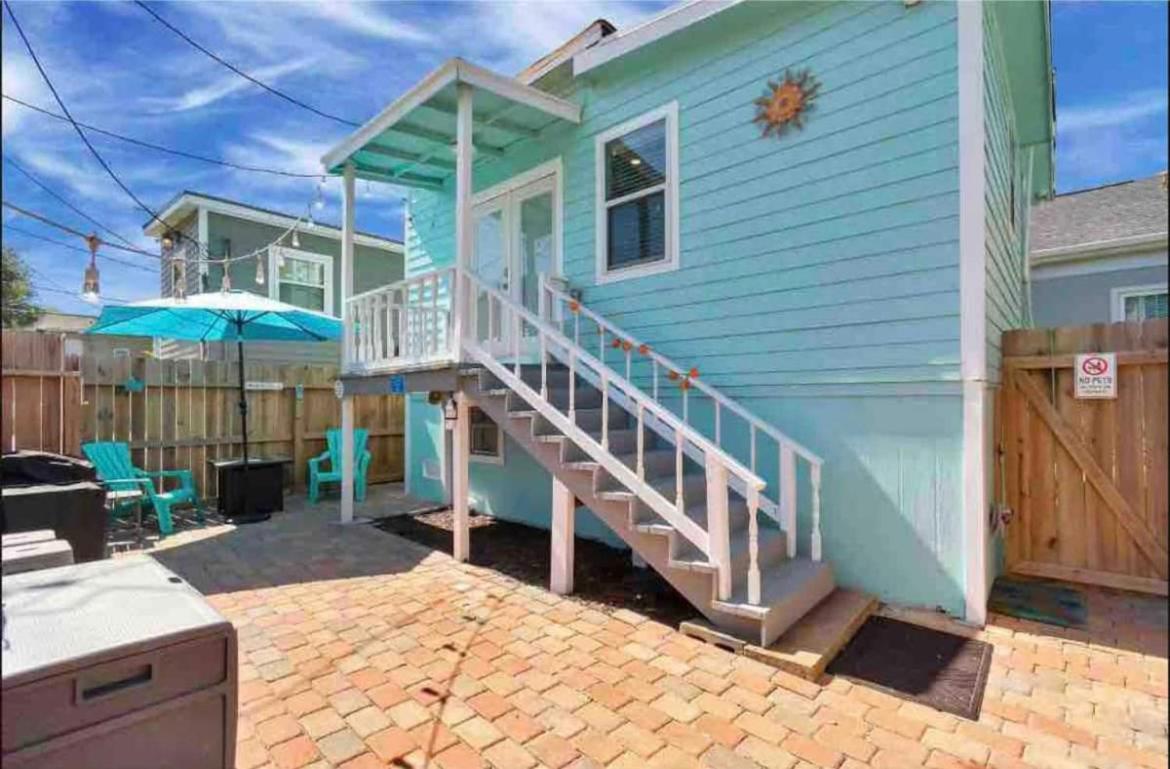 Villa Hidden Hideaway! Bungalow 2 Blocks From The Beach! Sleeps 3 à Galveston Extérieur photo