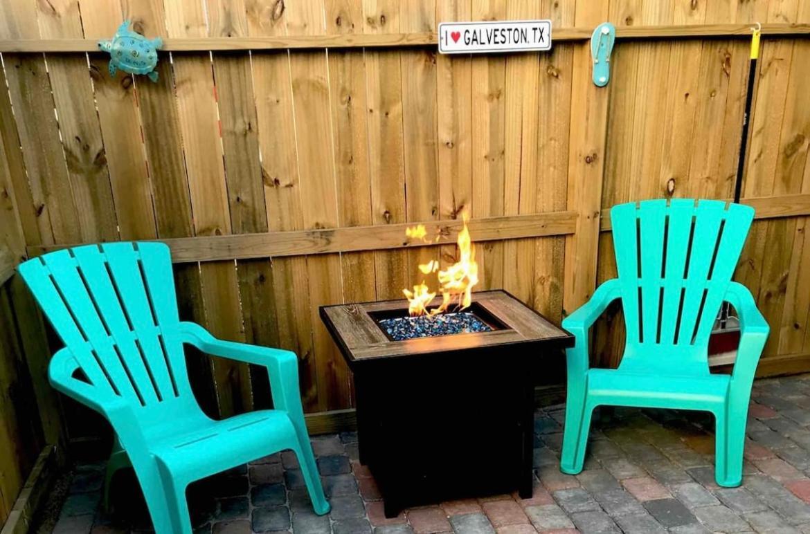 Villa Hidden Hideaway! Bungalow 2 Blocks From The Beach! Sleeps 3 à Galveston Extérieur photo