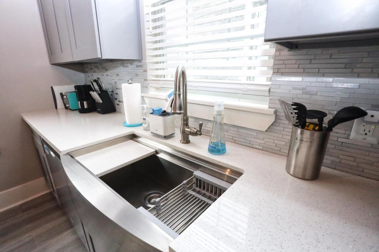 Villa Hidden Hideaway! Bungalow 2 Blocks From The Beach! Sleeps 3 à Galveston Extérieur photo