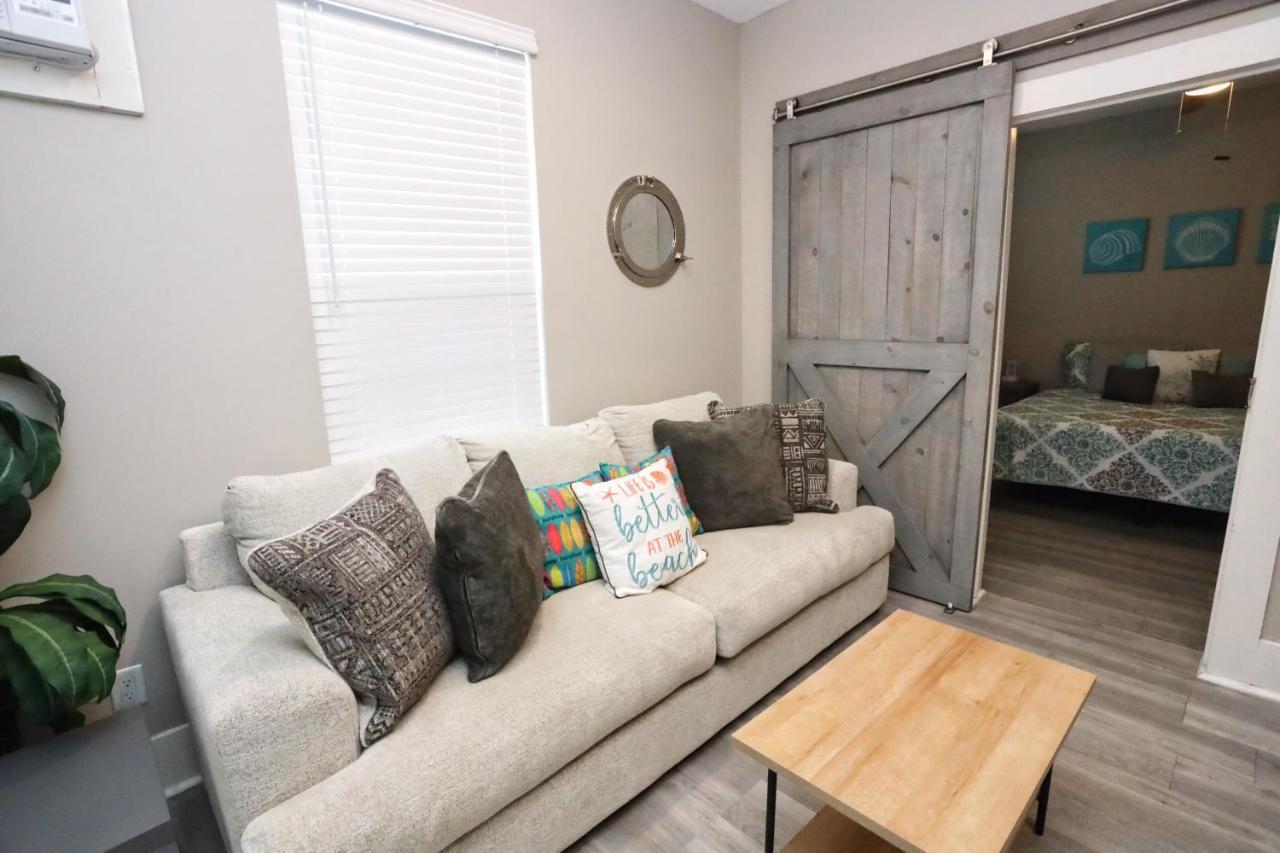 Villa Hidden Hideaway! Bungalow 2 Blocks From The Beach! Sleeps 3 à Galveston Extérieur photo
