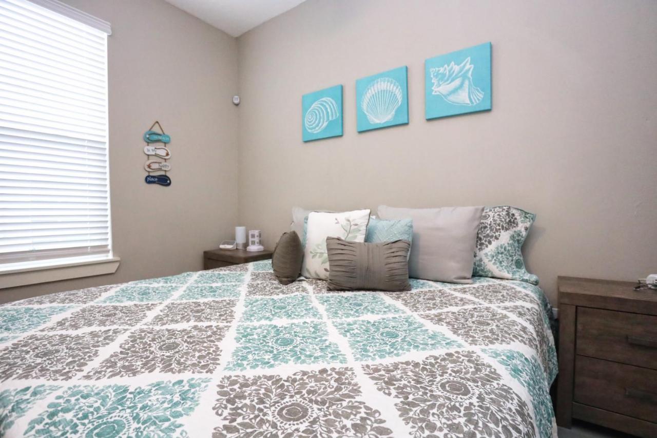 Villa Hidden Hideaway! Bungalow 2 Blocks From The Beach! Sleeps 3 à Galveston Extérieur photo