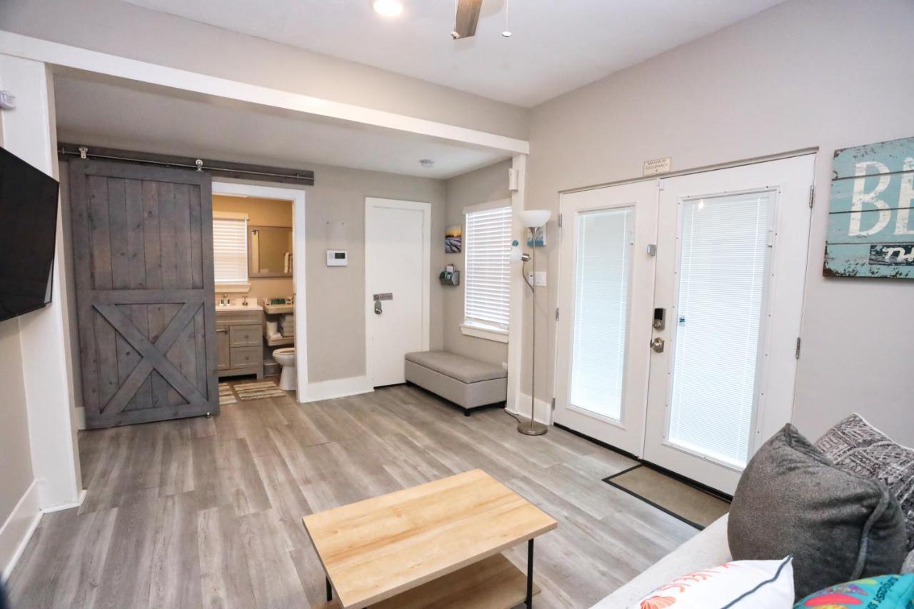 Villa Hidden Hideaway! Bungalow 2 Blocks From The Beach! Sleeps 3 à Galveston Extérieur photo