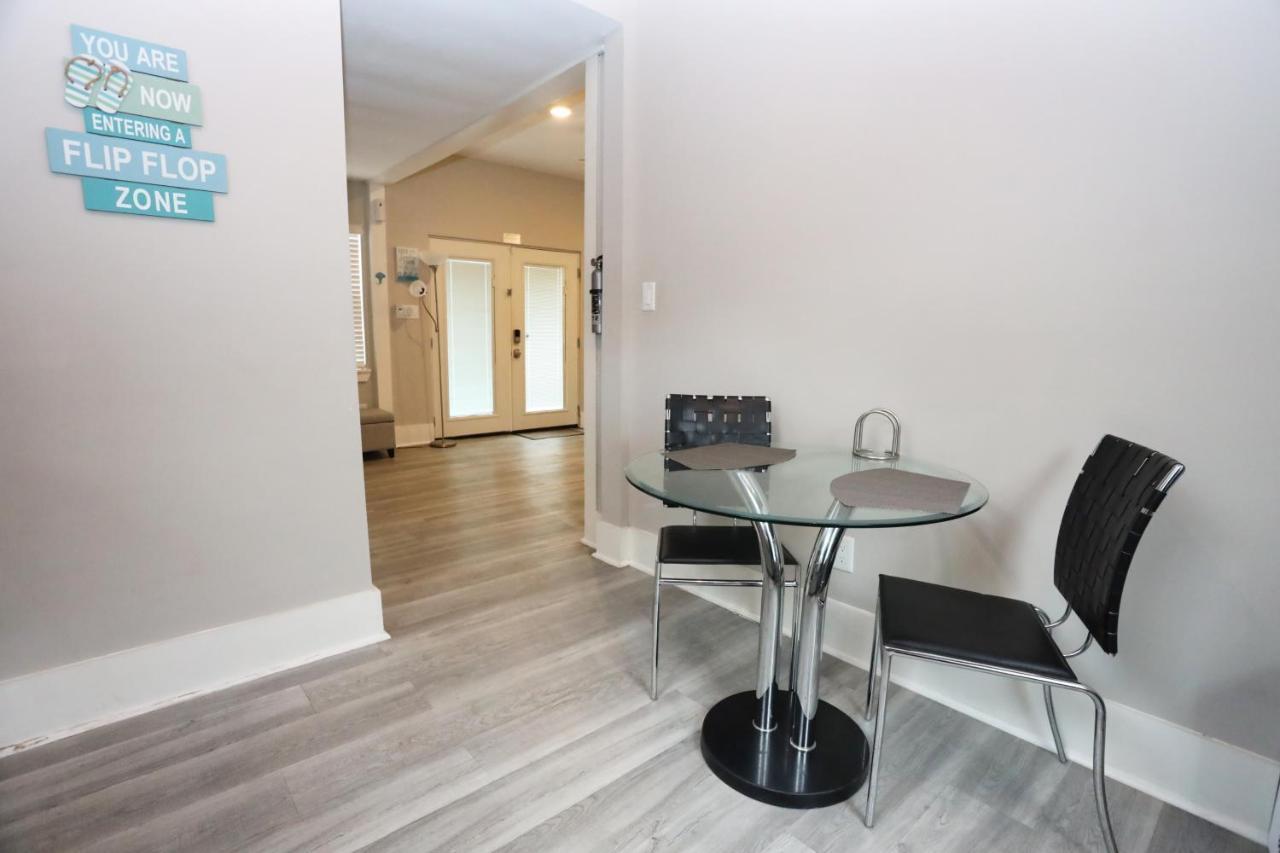 Villa Hidden Hideaway! Bungalow 2 Blocks From The Beach! Sleeps 3 à Galveston Extérieur photo