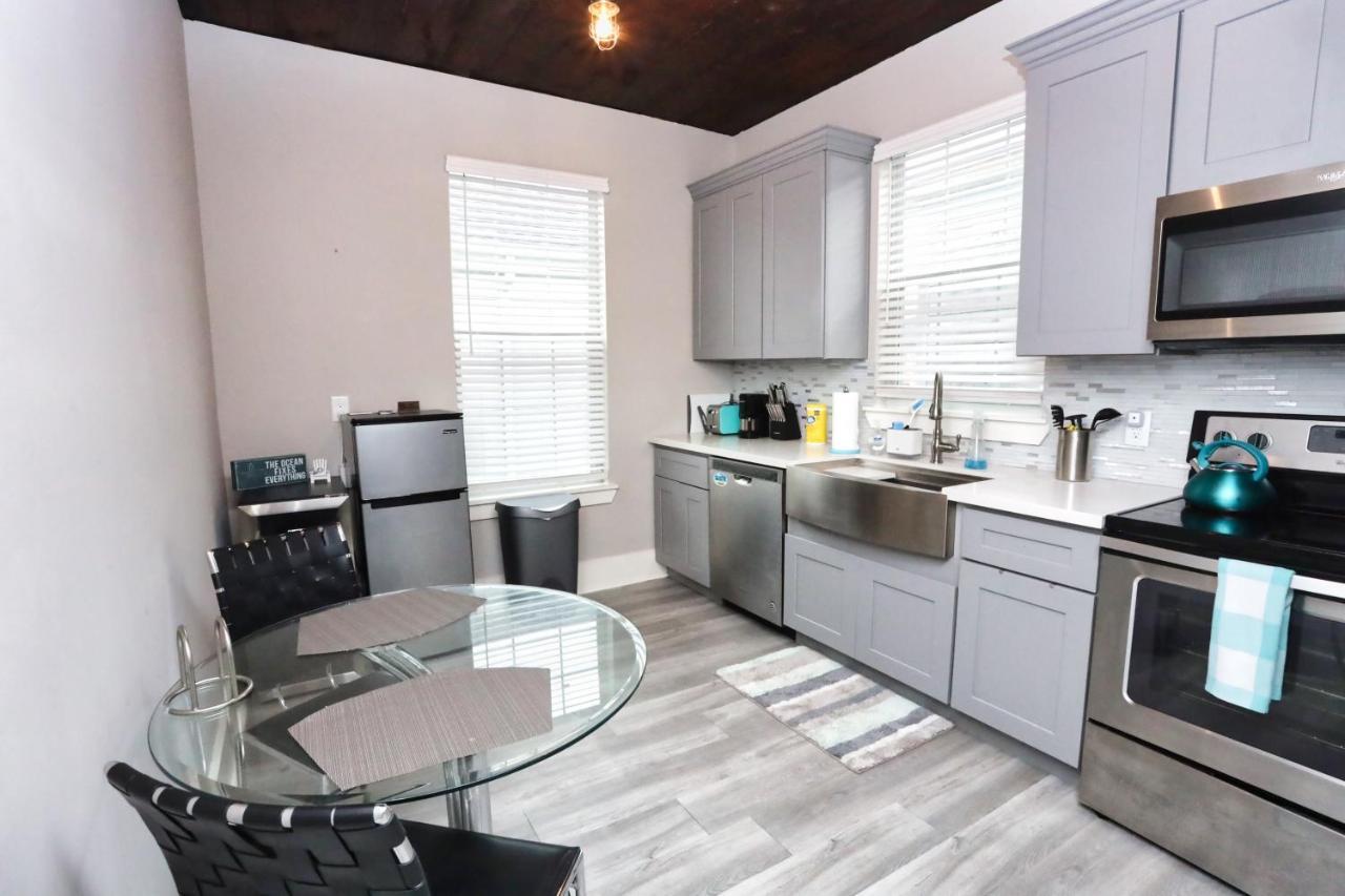 Villa Hidden Hideaway! Bungalow 2 Blocks From The Beach! Sleeps 3 à Galveston Extérieur photo