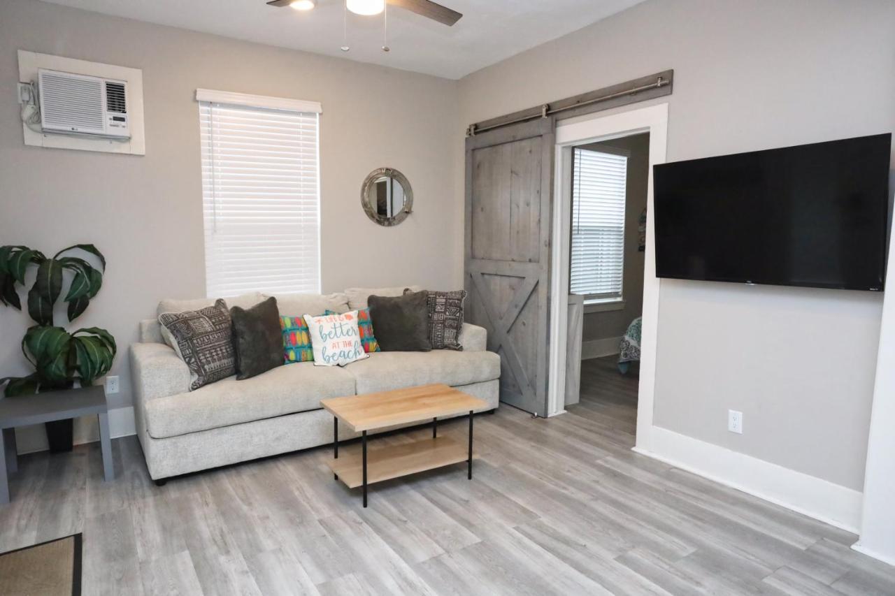 Villa Hidden Hideaway! Bungalow 2 Blocks From The Beach! Sleeps 3 à Galveston Extérieur photo