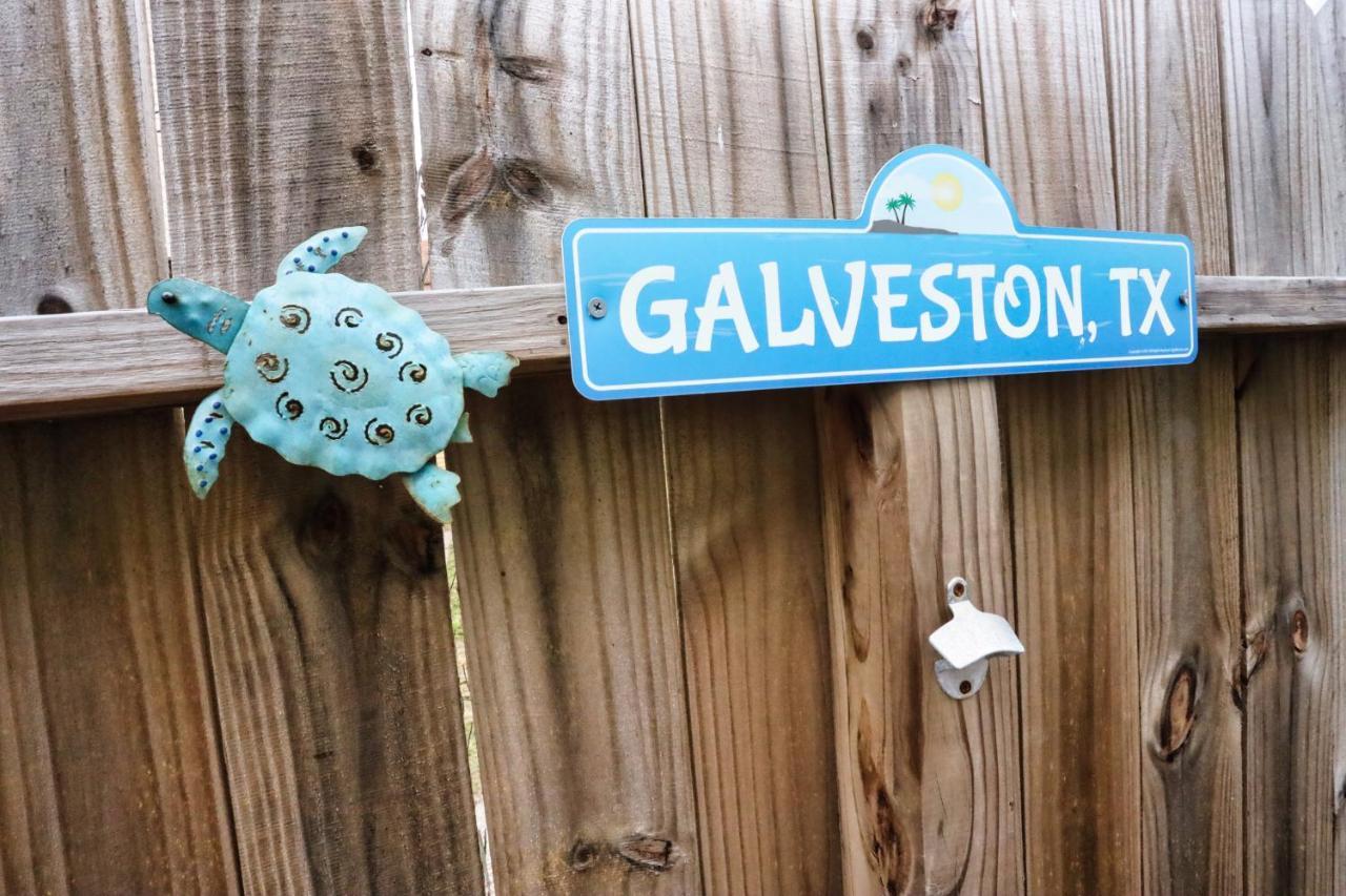 Villa Hidden Hideaway! Bungalow 2 Blocks From The Beach! Sleeps 3 à Galveston Extérieur photo